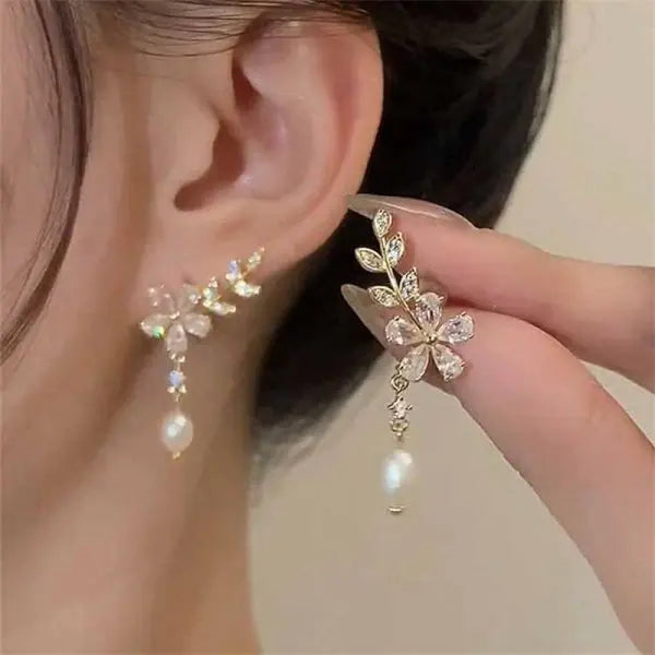 New Korean Hollow Wreath Flower Earrings For Women Crystal Zircon Sweet Bee Butterfly Stud Earring Girl Wedding Party Jewelry