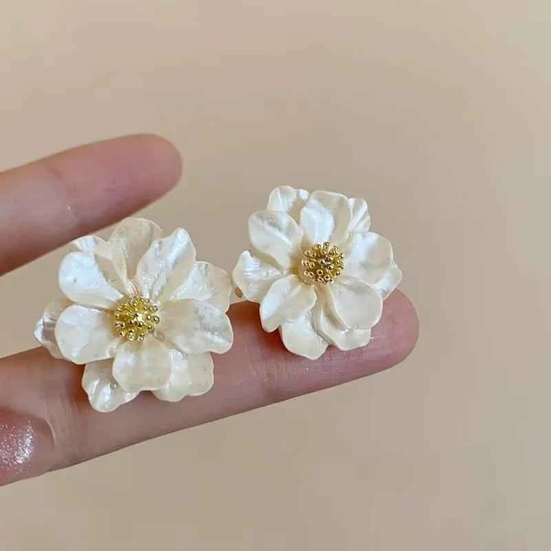 FTCY Elegant White Flower Stud Earrings for Women Retro Exquisite Camellia Flower Earrings Women’s Party Jewelry Gifts