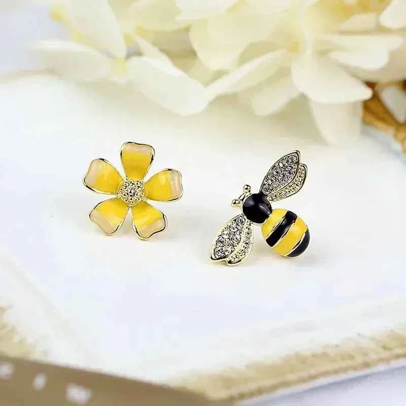 Women Summer Fashion Cute Bee Flower Earrings Girl's Versatile Style Asymmetric Creative Exquisite Earrings Gifts Accessories