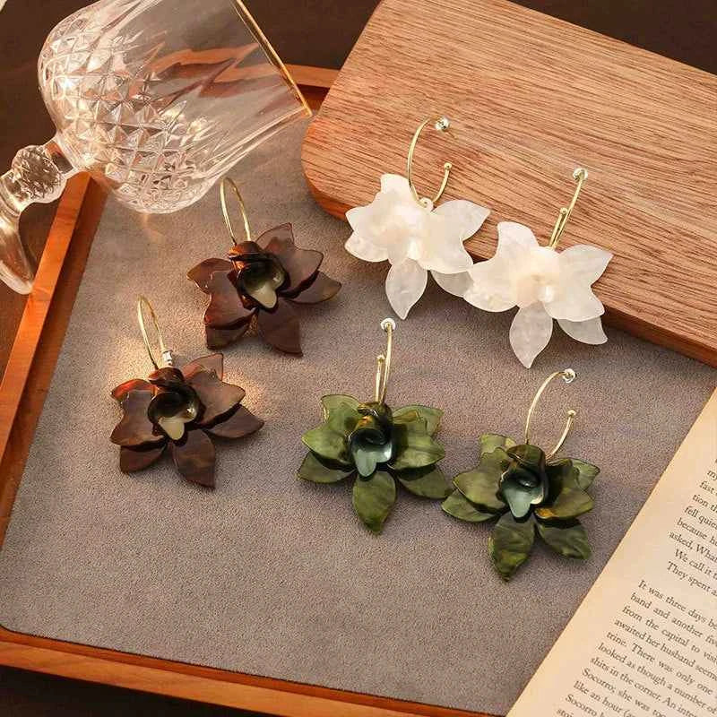 Vintage Temperament White Flower Drop Earrings for Women Delicate Acrylic Big Petals C-Shape Earring Girls Wedding Party Jewelry