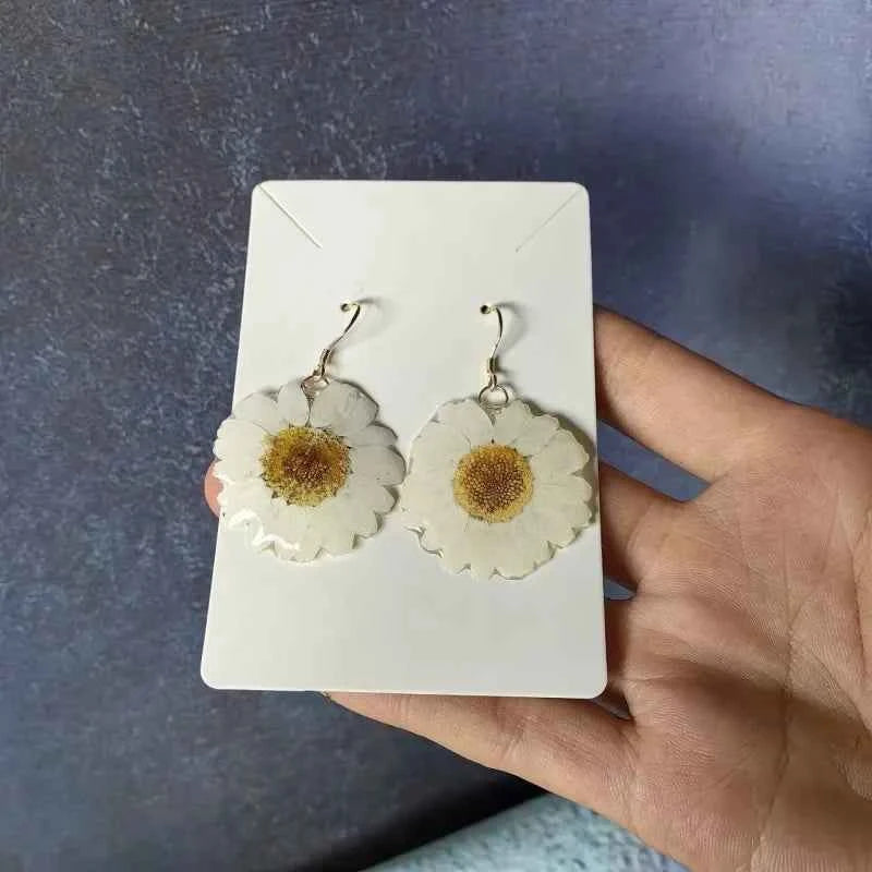 Small Daisy Flower Series Natural Plant Earrings Handmaking Epoxy Resin Pressed Flower Earrings Unique Daisy Jewelry Wholesale