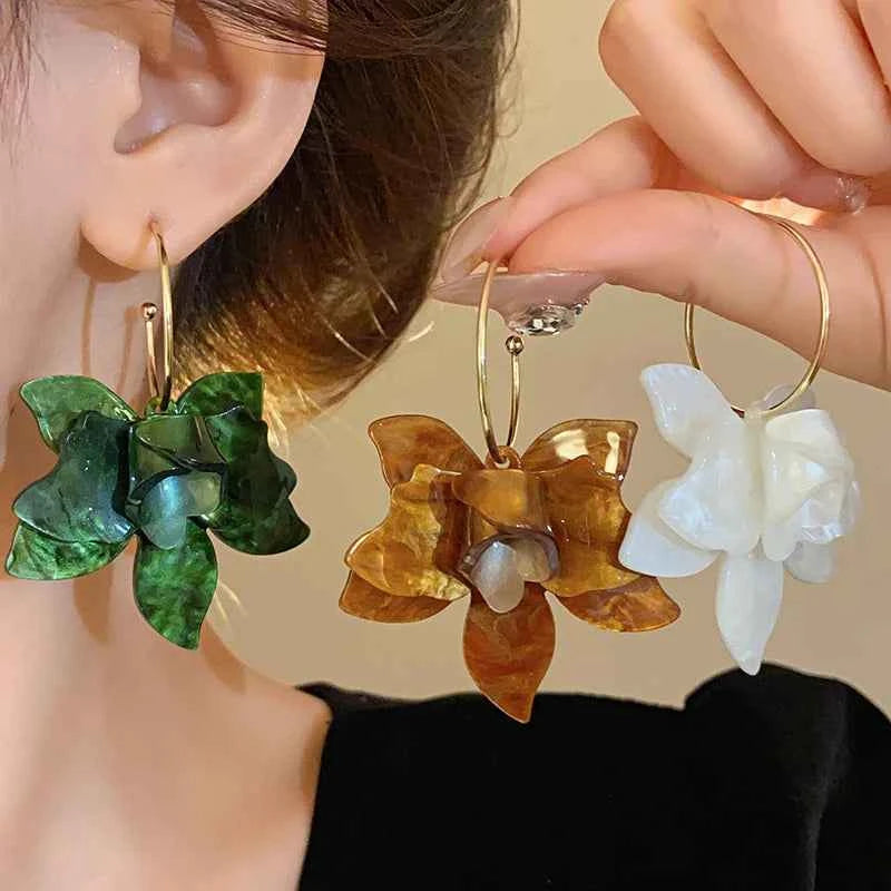 Vintage Temperament White Flower Drop Earrings for Women Delicate Acrylic Big Petals C-Shape Earring Girls Wedding Party Jewelry