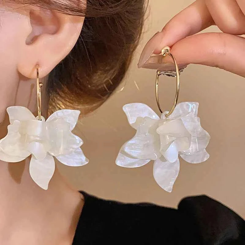 Vintage Temperament White Flower Drop Earrings for Women Delicate Acrylic Big Petals C-Shape Earring Girls Wedding Party Jewelry
