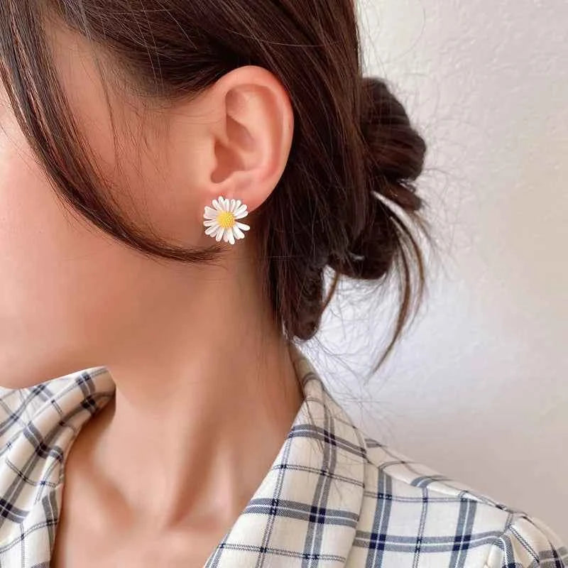 Trendy Sweet Cute Daisy Stud Earrings For Women Girls Korean Fashion Asymmetric Flower Earrings Yellow White Green Party Jewelry