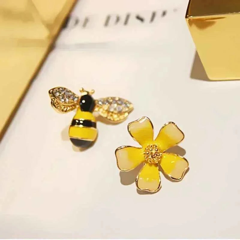 Women Summer Fashion Cute Bee Flower Earrings Girl's Versatile Style Asymmetric Creative Exquisite Earrings Gifts Accessories