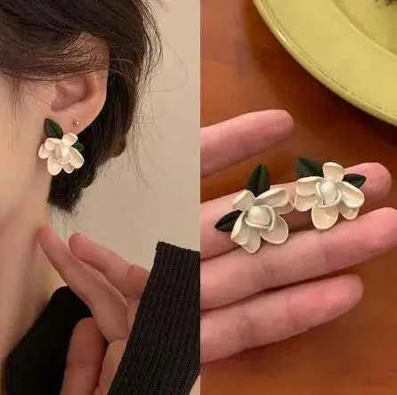 Trendy Gardenia Pearl Stud Earrings for Women New Design White Green Leaf Flowers Sweet Earrings Fashion Jewelry Wholesale