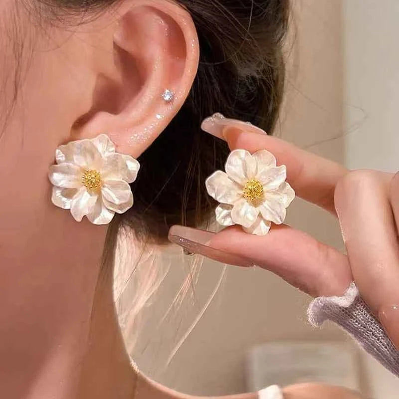 FTCY Elegant White Flower Stud Earrings for Women Retro Exquisite Camellia Flower Earrings Women’s Party Jewelry Gifts