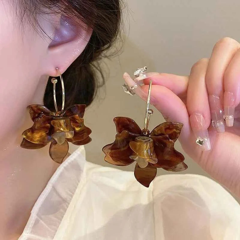 Vintage Temperament White Flower Drop Earrings for Women Delicate Acrylic Big Petals C-Shape Earring Girls Wedding Party Jewelry