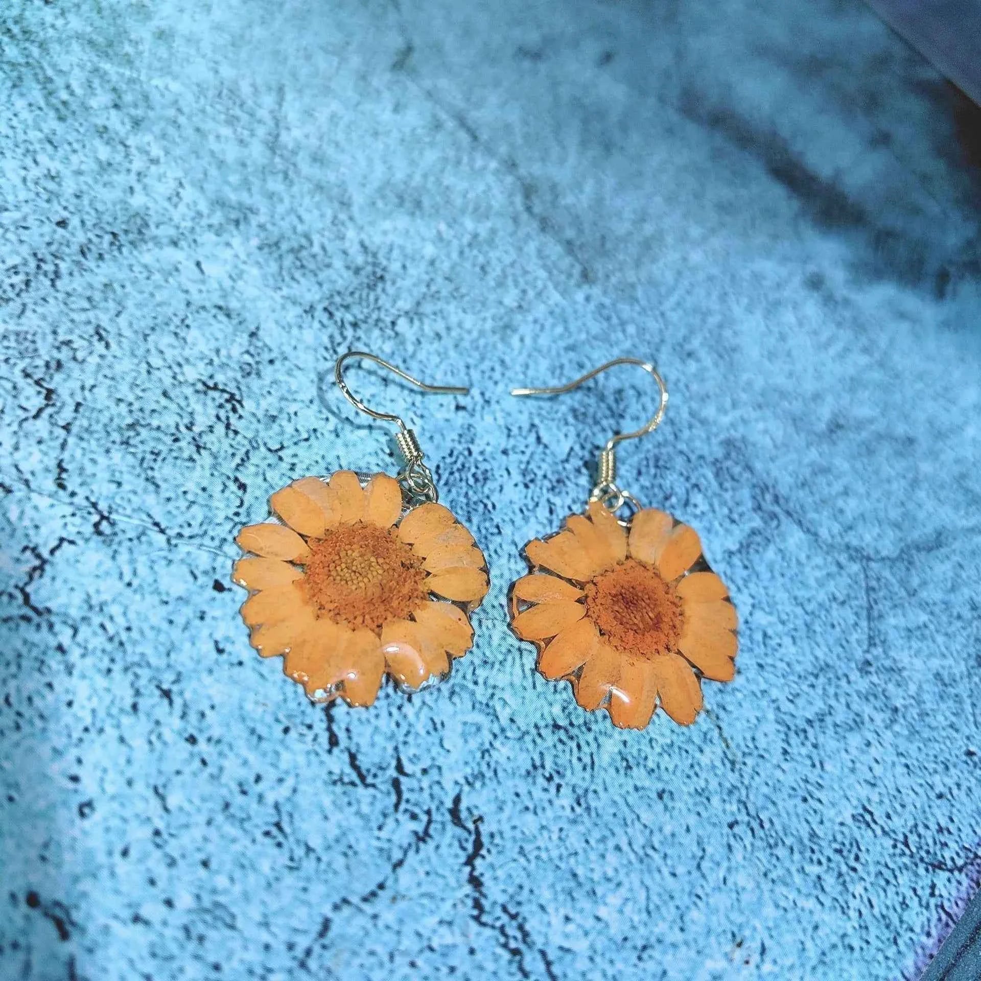 Small Daisy Flower Series Natural Plant Earrings Handmaking Epoxy Resin Pressed Flower Earrings Unique Daisy Jewelry Wholesale