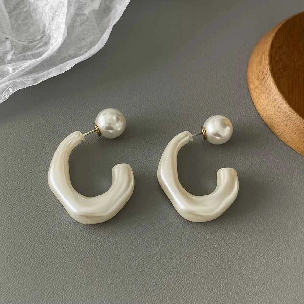 AENSOA Trendy White Acrylic Pearl Flower Drop Earrings for Women Geometric Round Petal Floral Hanging Earrings Party Jewelry