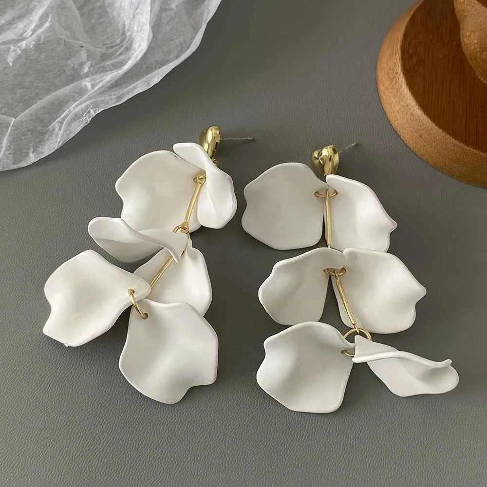 AENSOA Trendy White Acrylic Pearl Flower Drop Earrings for Women Geometric Round Petal Floral Hanging Earrings Party Jewelry