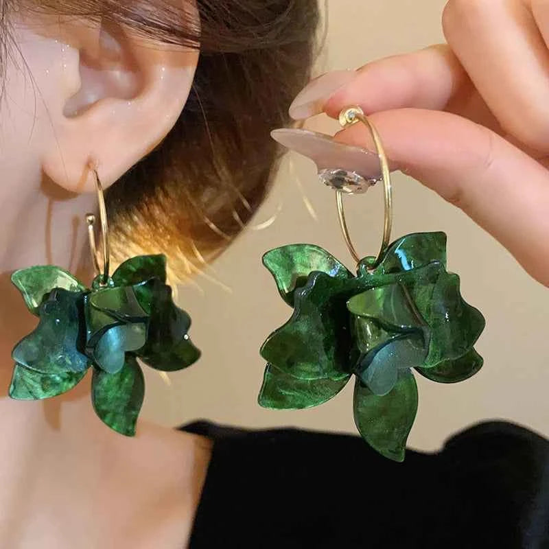 Vintage Temperament White Flower Drop Earrings for Women Delicate Acrylic Big Petals C-Shape Earring Girls Wedding Party Jewelry