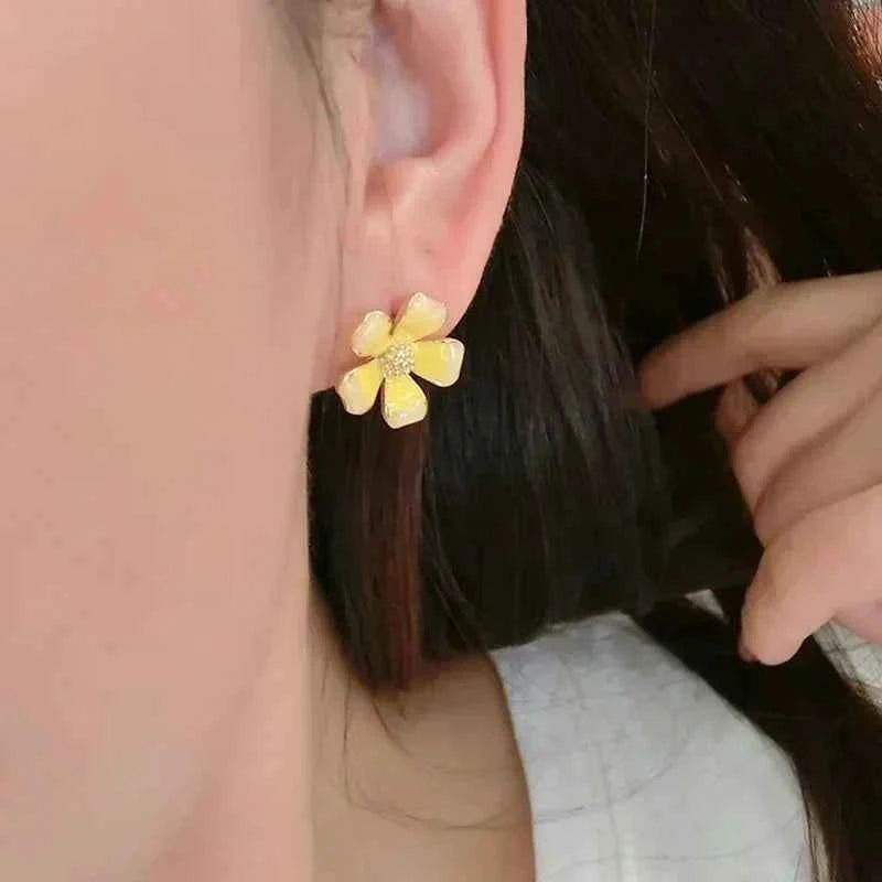 Women Summer Fashion Cute Bee Flower Earrings Girl's Versatile Style Asymmetric Creative Exquisite Earrings Gifts Accessories