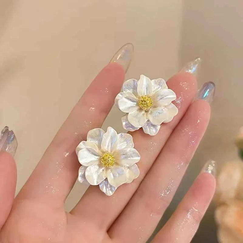 FTCY Elegant White Flower Stud Earrings for Women Retro Exquisite Camellia Flower Earrings Women’s Party Jewelry Gifts