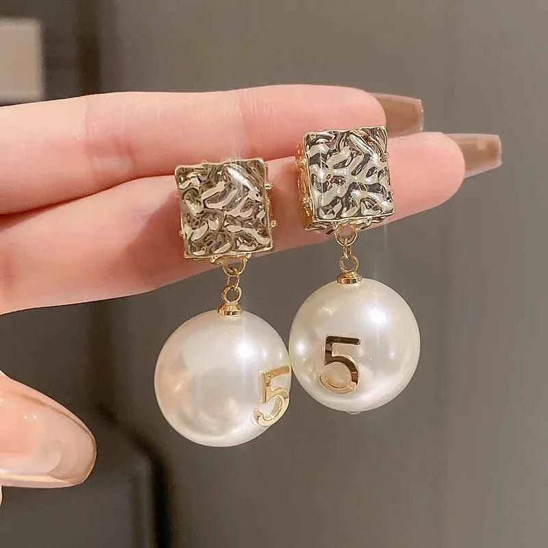 Luxury quality jewelry CC Style Pearl Earrings Vintage Earrings Wholesale modern women's earrings 2025