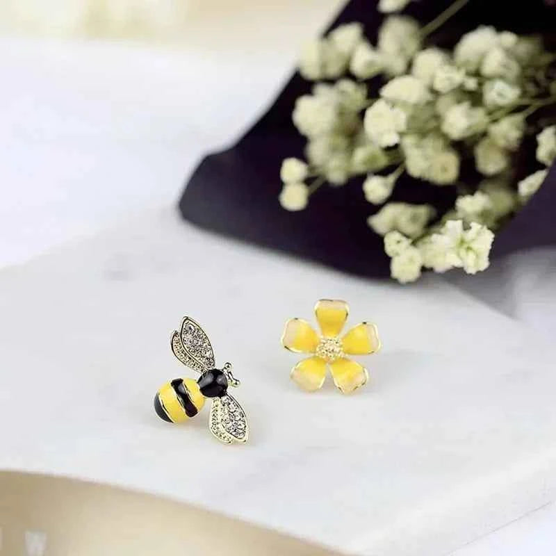 Women Summer Fashion Cute Bee Flower Earrings Girl's Versatile Style Asymmetric Creative Exquisite Earrings Gifts Accessories