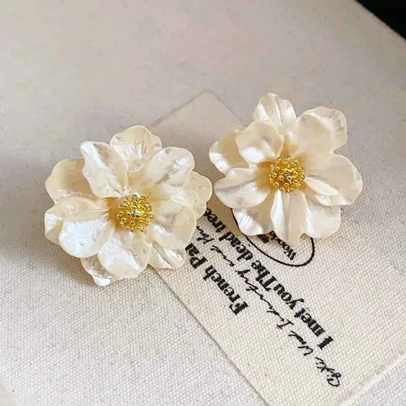 Big White Camellia Flower Stud Earring for Women French Retro Elegant Korean Sweet Resin Ear Wedding Party Jewelry Gift