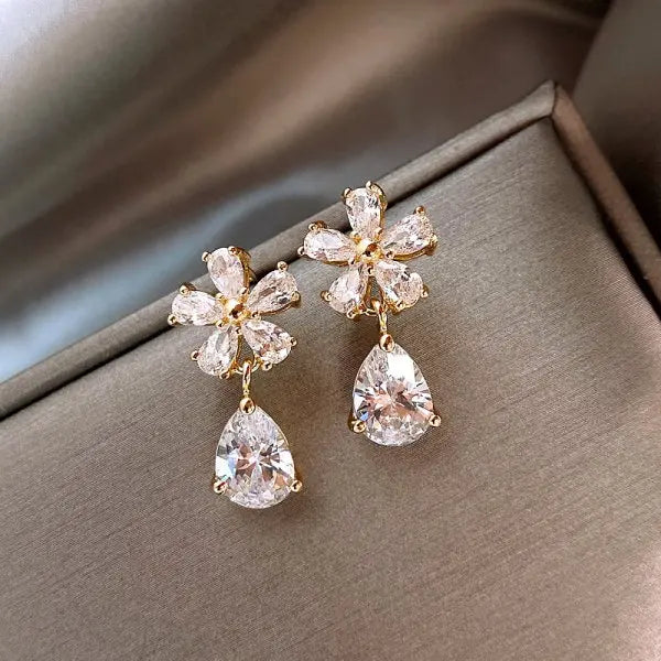 New Korean Hollow Wreath Flower Earrings For Women Crystal Zircon Sweet Bee Butterfly Stud Earring Girl Wedding Party Jewelry