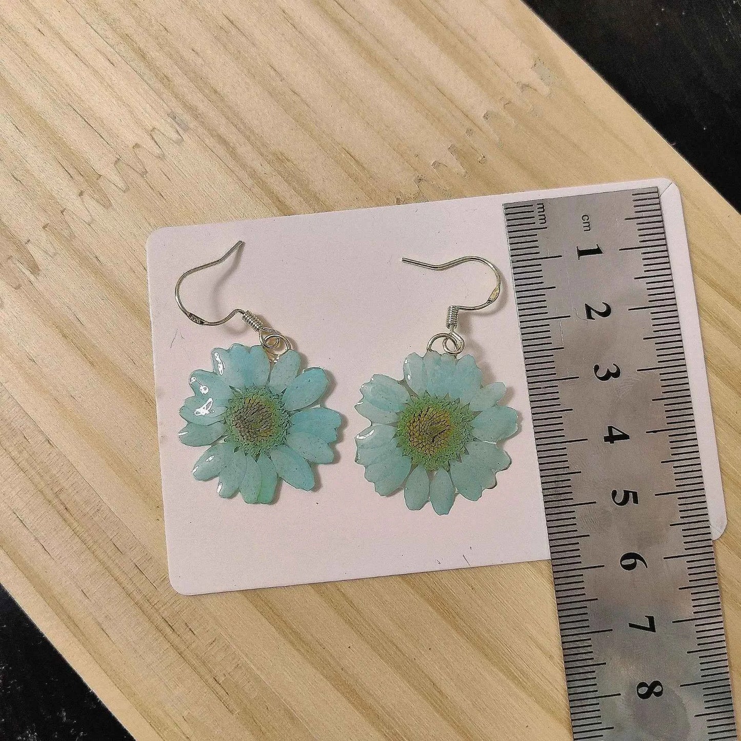 Small Daisy Flower Series Natural Plant Earrings Handmaking Epoxy Resin Pressed Flower Earrings Unique Daisy Jewelry Wholesale