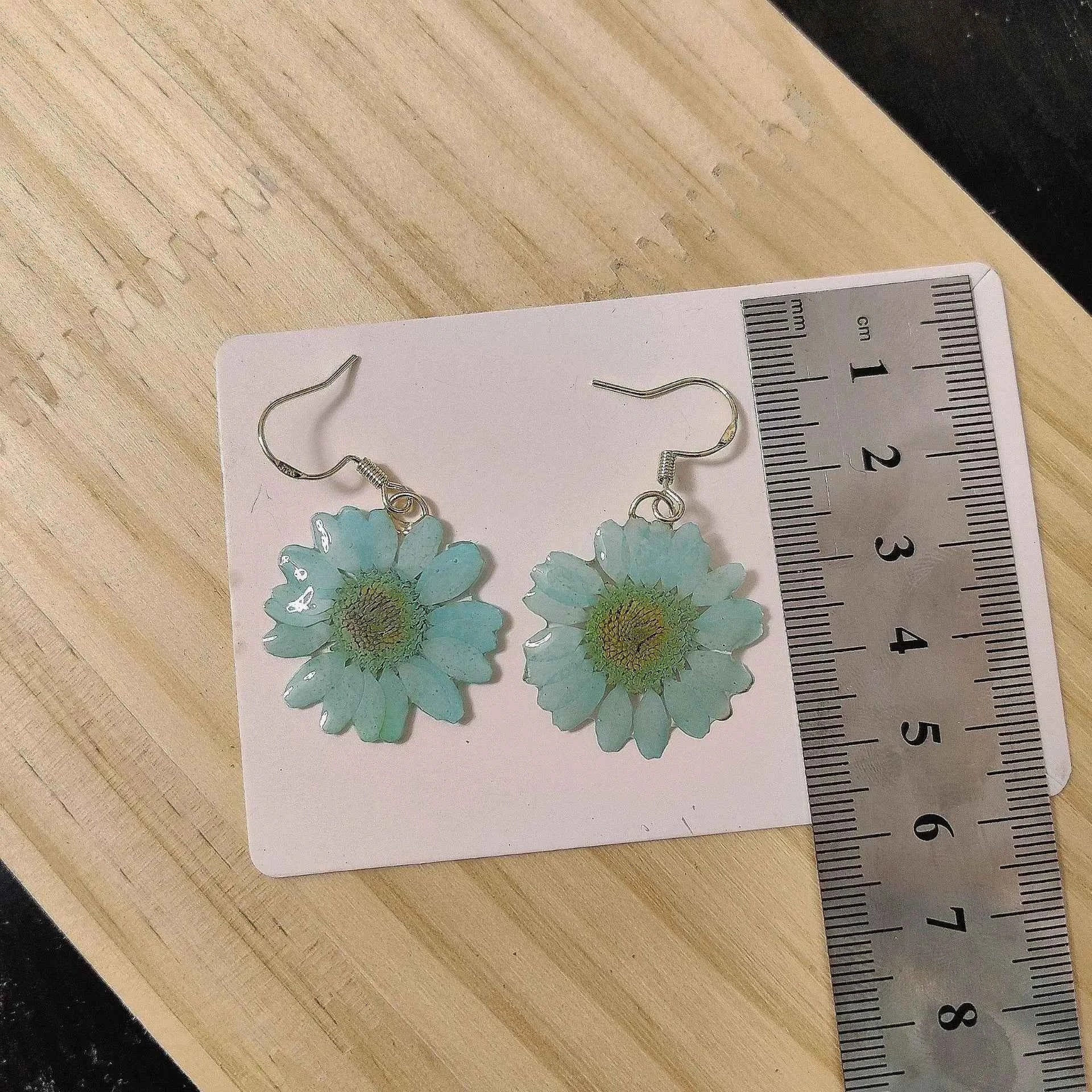 Small Daisy Flower Series Natural Plant Earrings Handmaking Epoxy Resin Pressed Flower Earrings Unique Daisy Jewelry Wholesale