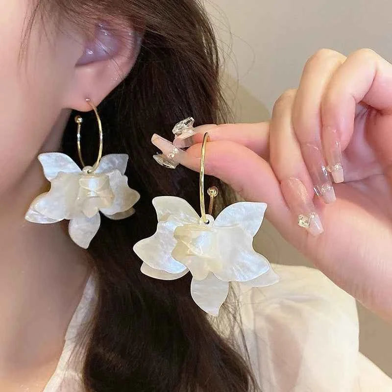 Vintage Temperament White Flower Drop Earrings for Women Delicate Acrylic Big Petals C-Shape Earring Girls Wedding Party Jewelry