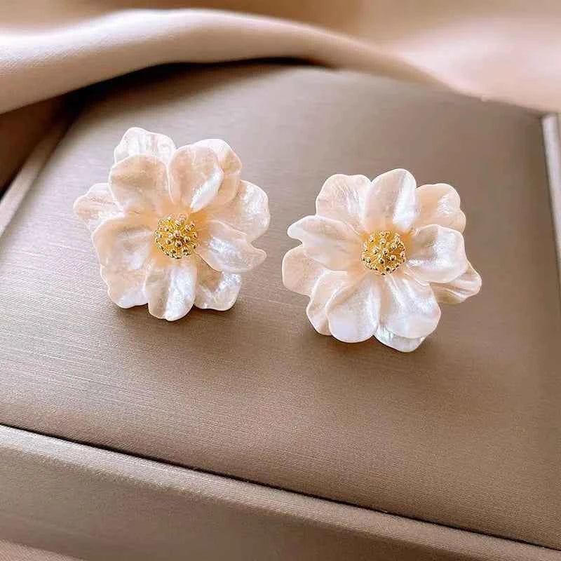 FTCY Elegant White Flower Stud Earrings for Women Retro Exquisite Camellia Flower Earrings Women’s Party Jewelry Gifts