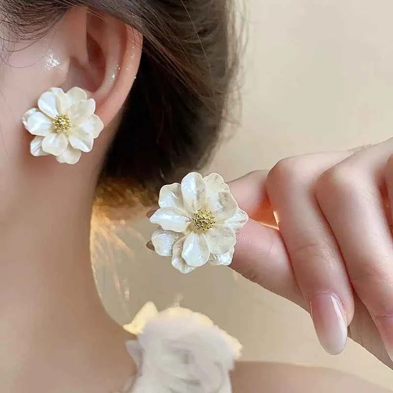 Big White Camellia Flower Stud Earring for Women French Retro Elegant Korean Sweet Resin Ear Wedding Party Jewelry Gift