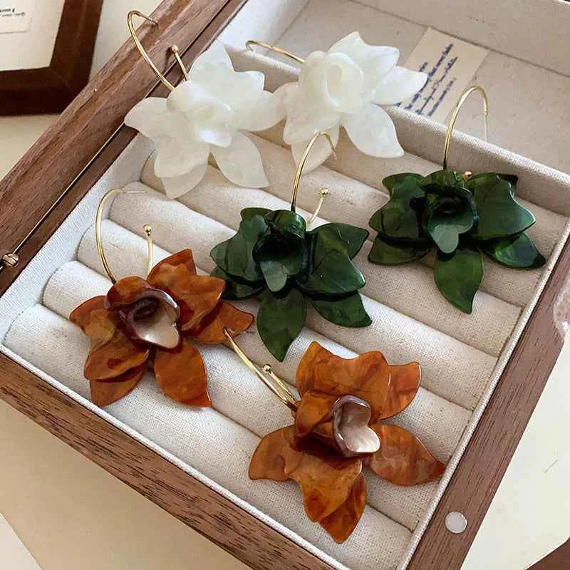 Vintage Temperament White Flower Drop Earrings for Women Delicate Acrylic Big Petals C-Shape Earring Girls Wedding Party Jewelry