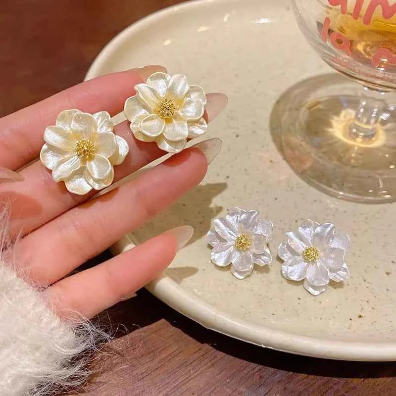 FTCY Elegant White Flower Stud Earrings for Women Retro Exquisite Camellia Flower Earrings Women’s Party Jewelry Gifts