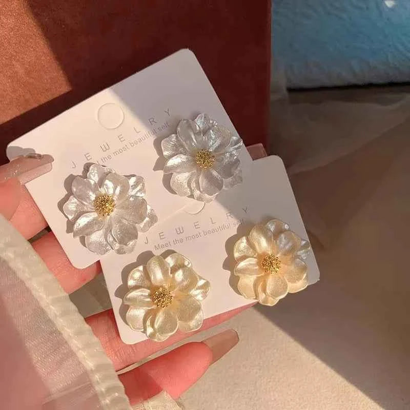 FTCY Elegant White Flower Stud Earrings for Women Retro Exquisite Camellia Flower Earrings Women’s Party Jewelry Gifts