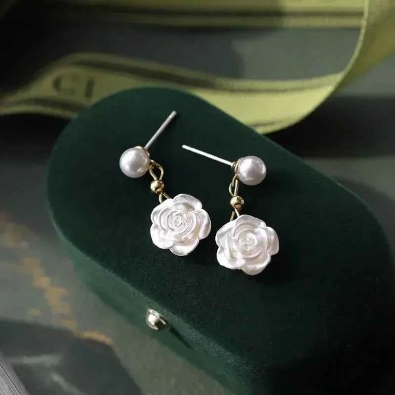 Серьги Женские Women Camellia Pearl Earring Niche Design Sense Studs Fashion Unique Flower Earrings Female Jewelry Piercing