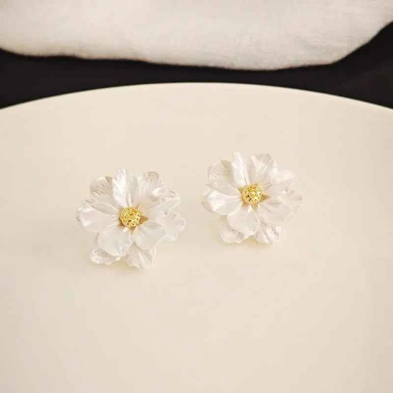 Big White Camellia Flower Stud Earring for Women French Retro Elegant Korean Sweet Resin Ear Wedding Party Jewelry Gift