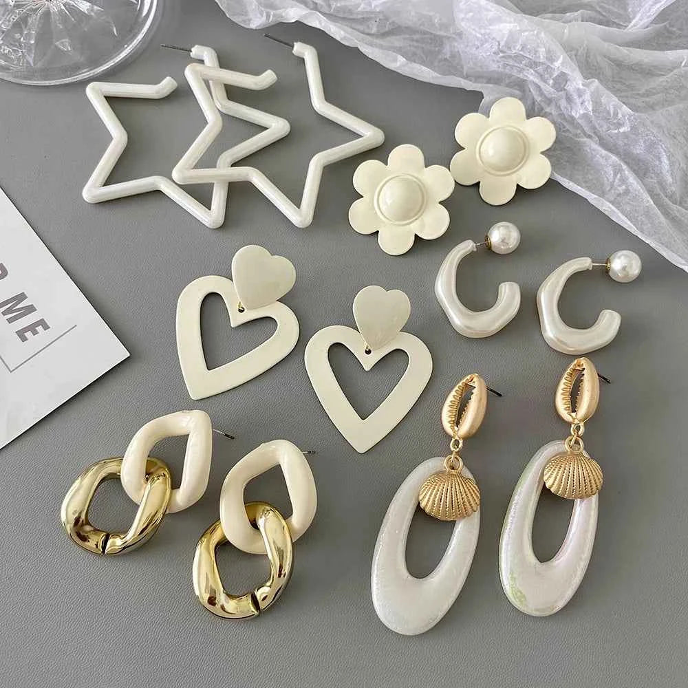 AENSOA Trendy White Acrylic Pearl Flower Drop Earrings for Women Geometric Round Petal Floral Hanging Earrings Party Jewelry