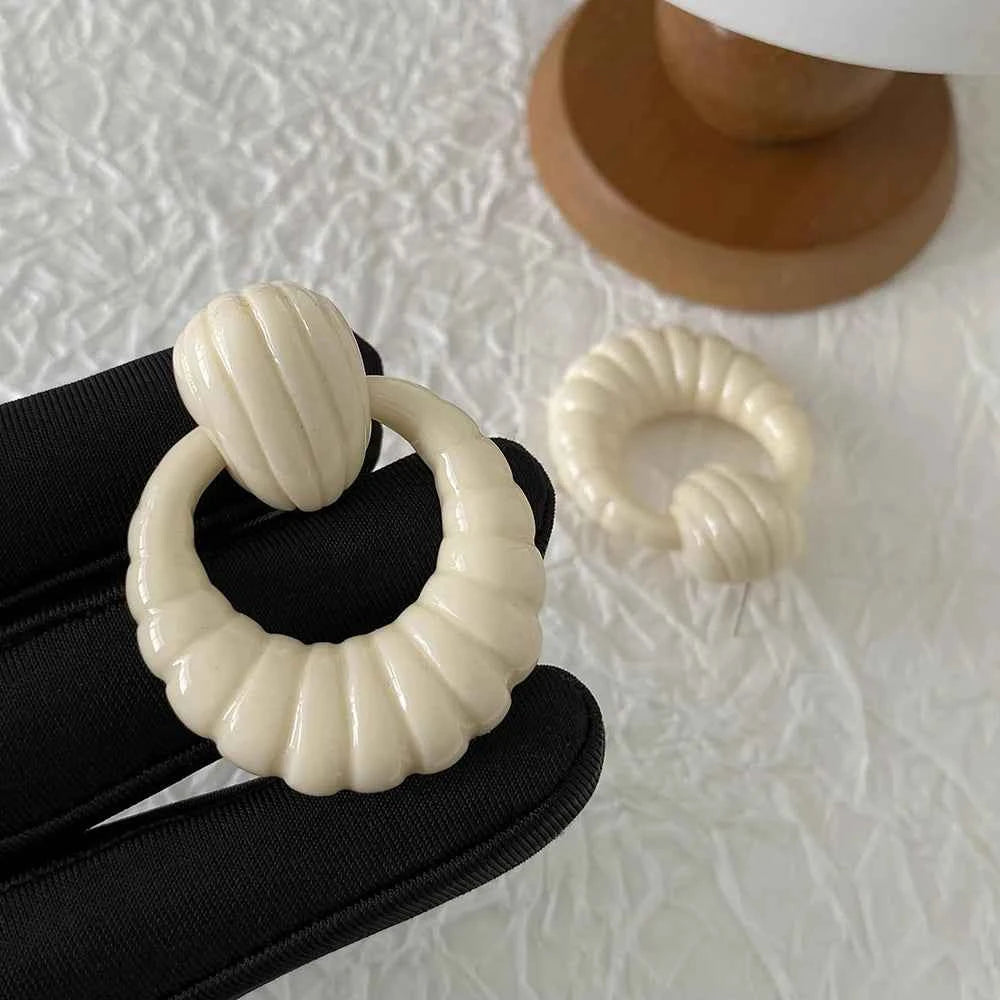 AENSOA Trendy White Acrylic Pearl Flower Drop Earrings for Women Geometric Round Petal Floral Hanging Earrings Party Jewelry