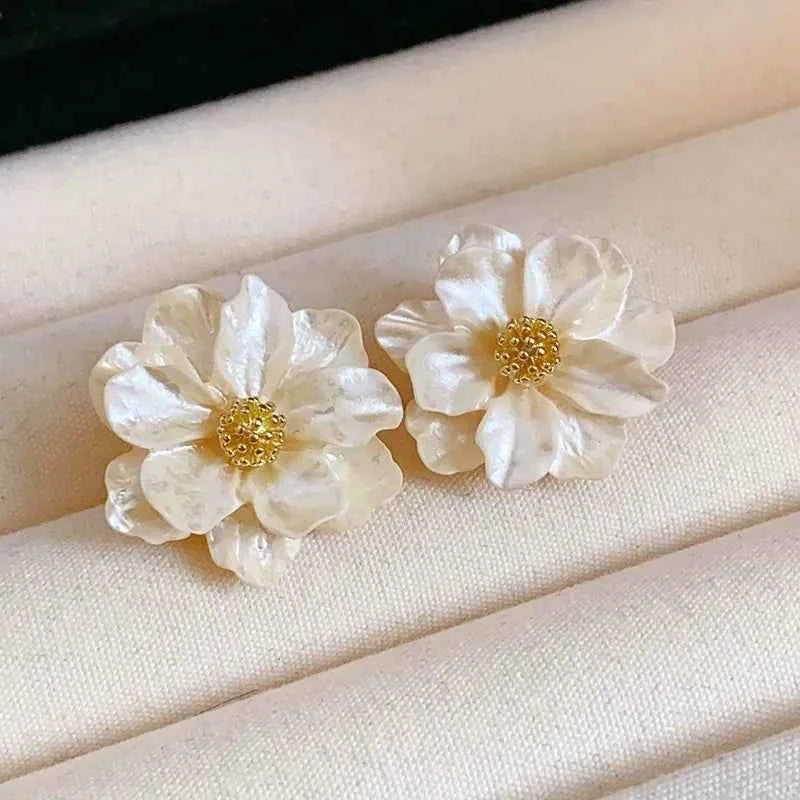 Big White Camellia Flower Stud Earring for Women French Retro Elegant Korean Sweet Resin Ear Wedding Party Jewelry Gift