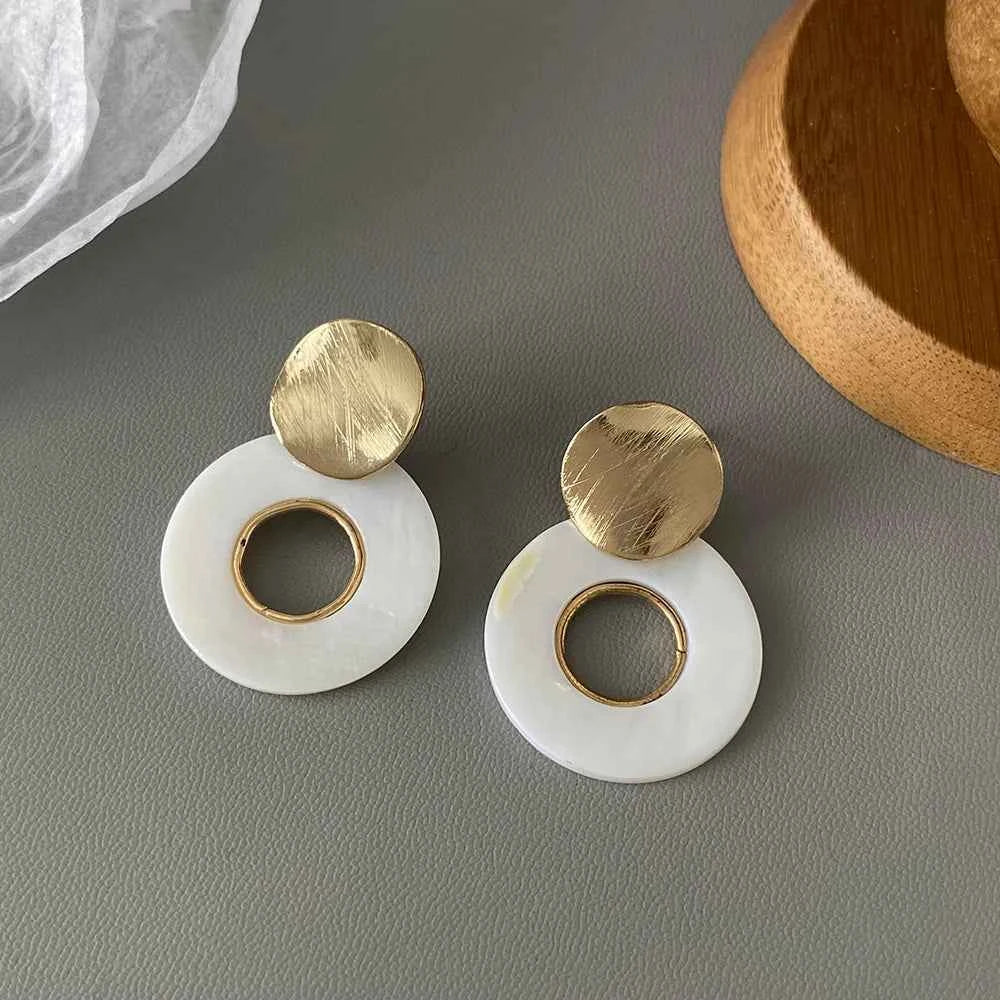 AENSOA Trendy White Acrylic Pearl Flower Drop Earrings for Women Geometric Round Petal Floral Hanging Earrings Party Jewelry