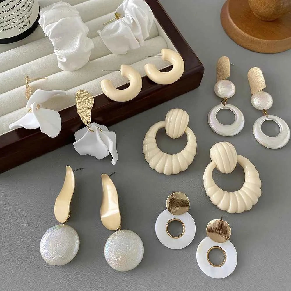 AENSOA Trendy White Acrylic Pearl Flower Drop Earrings for Women Geometric Round Petal Floral Hanging Earrings Party Jewelry