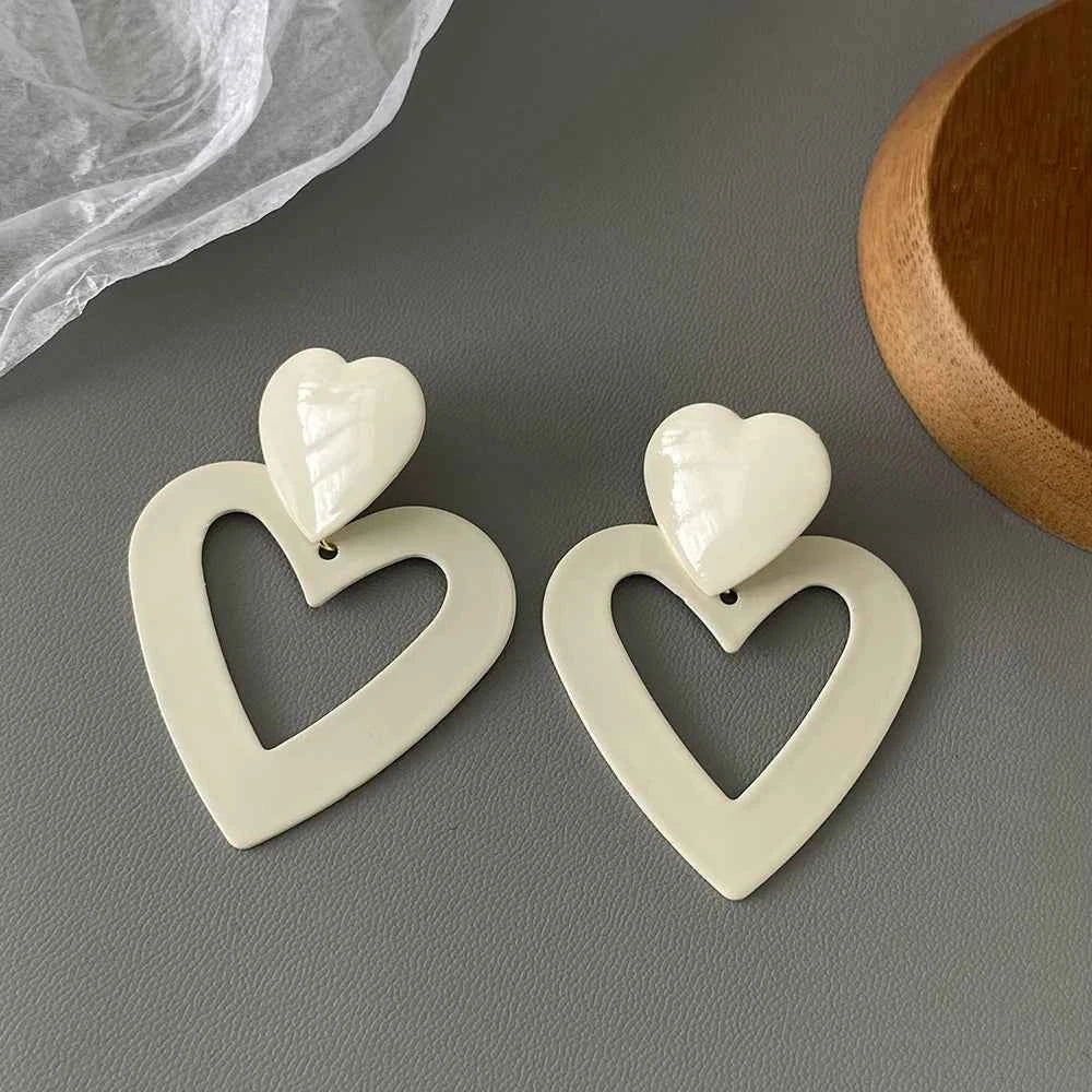 AENSOA Trendy White Acrylic Pearl Flower Drop Earrings for Women Geometric Round Petal Floral Hanging Earrings Party Jewelry