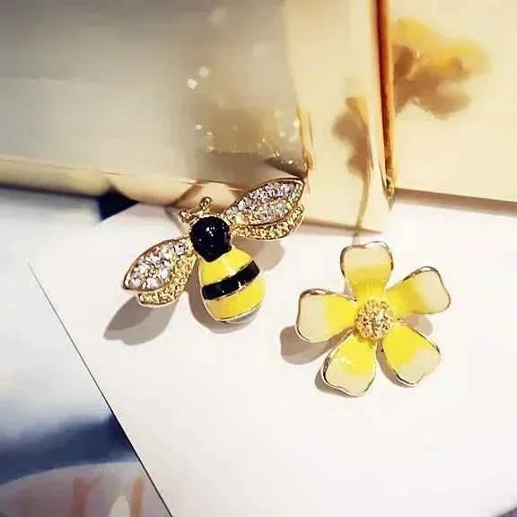 Women Summer Fashion Cute Bee Flower Earrings Girl's Versatile Style Asymmetric Creative Exquisite Earrings Gifts Accessories