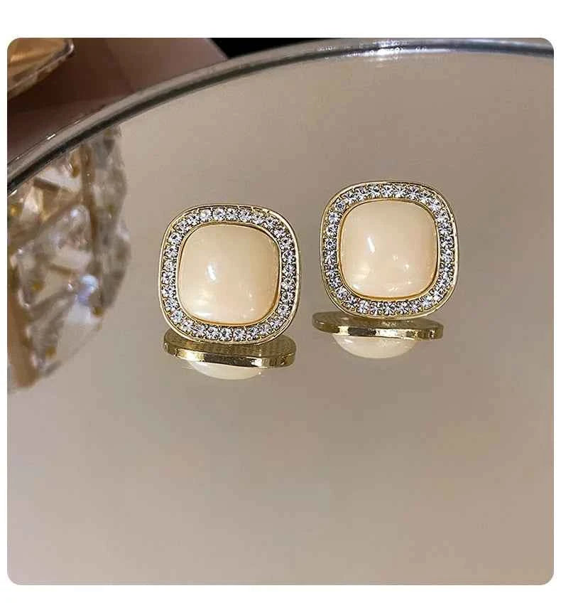 Luxury quality jewelry CC Style Pearl Earrings Vintage Earrings Wholesale modern women's earrings 2025
