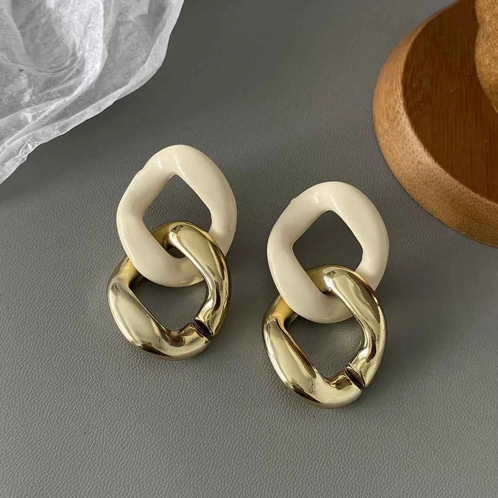 AENSOA Trendy White Acrylic Pearl Flower Drop Earrings for Women Geometric Round Petal Floral Hanging Earrings Party Jewelry