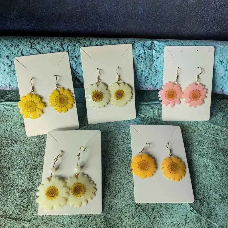 Small Daisy Flower Series Natural Plant Earrings Handmaking Epoxy Resin Pressed Flower Earrings Unique Daisy Jewelry Wholesale