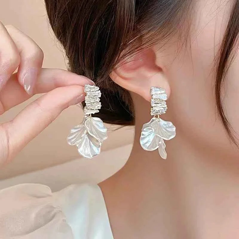 Korean Fashion Earrings Exquisite Dangle Earrings White Crystal Zirconia Flower Bridal Earring Party Jewelry for Women Aretes