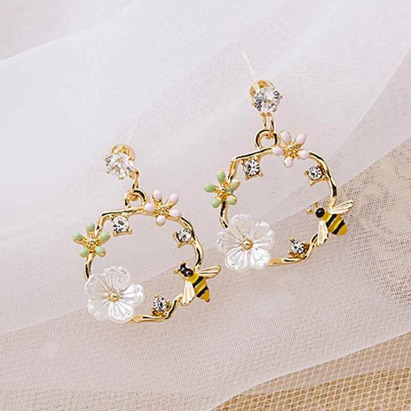 New Korean Hollow Wreath Flower Earrings For Women Crystal Zircon Sweet Bee Butterfly Stud Earring Girl Wedding Party Jewelry