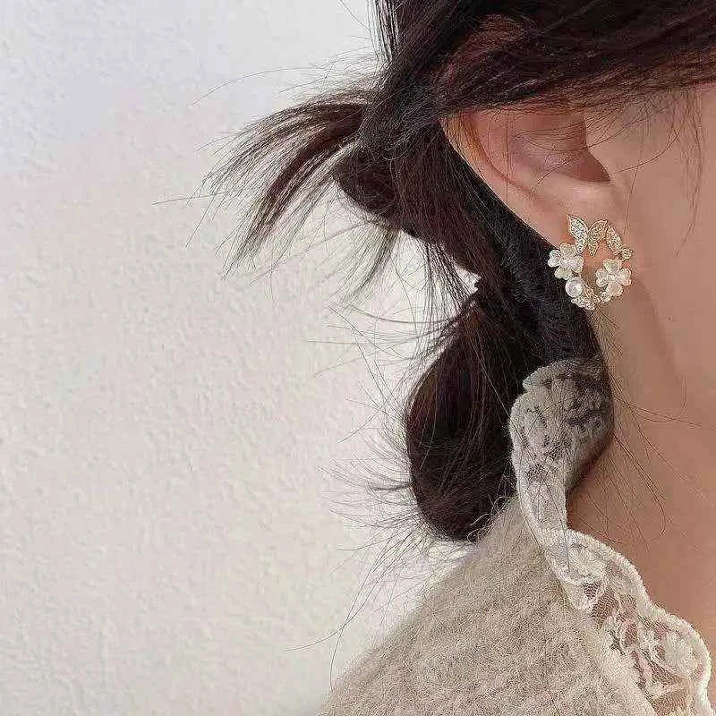 New Korean Hollow Wreath Flower Earrings For Women Crystal Zircon Sweet Bee Butterfly Stud Earring Girl Wedding Party Jewelry