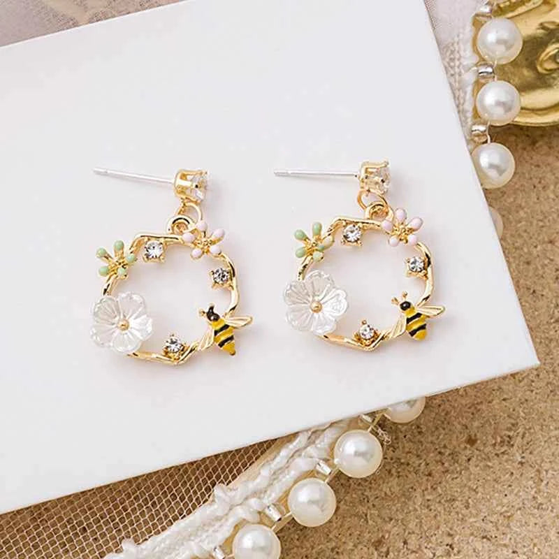 New Korean Hollow Wreath Flower Earrings For Women Crystal Zircon Sweet Bee Butterfly Stud Earring Girl Wedding Party Jewelry