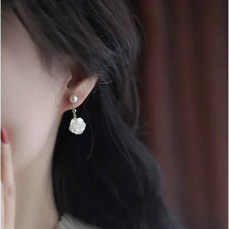 Серьги Женские Women Camellia Pearl Earring Niche Design Sense Studs Fashion Unique Flower Earrings Female Jewelry Piercing