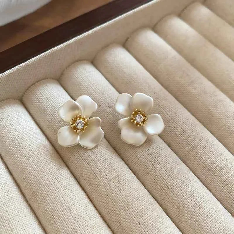New Luxury Vintage Imitation Shell Flower Zircon Pearl Shell Flower Stud Earrings Women Fashion Elegant Jewelry Accessories