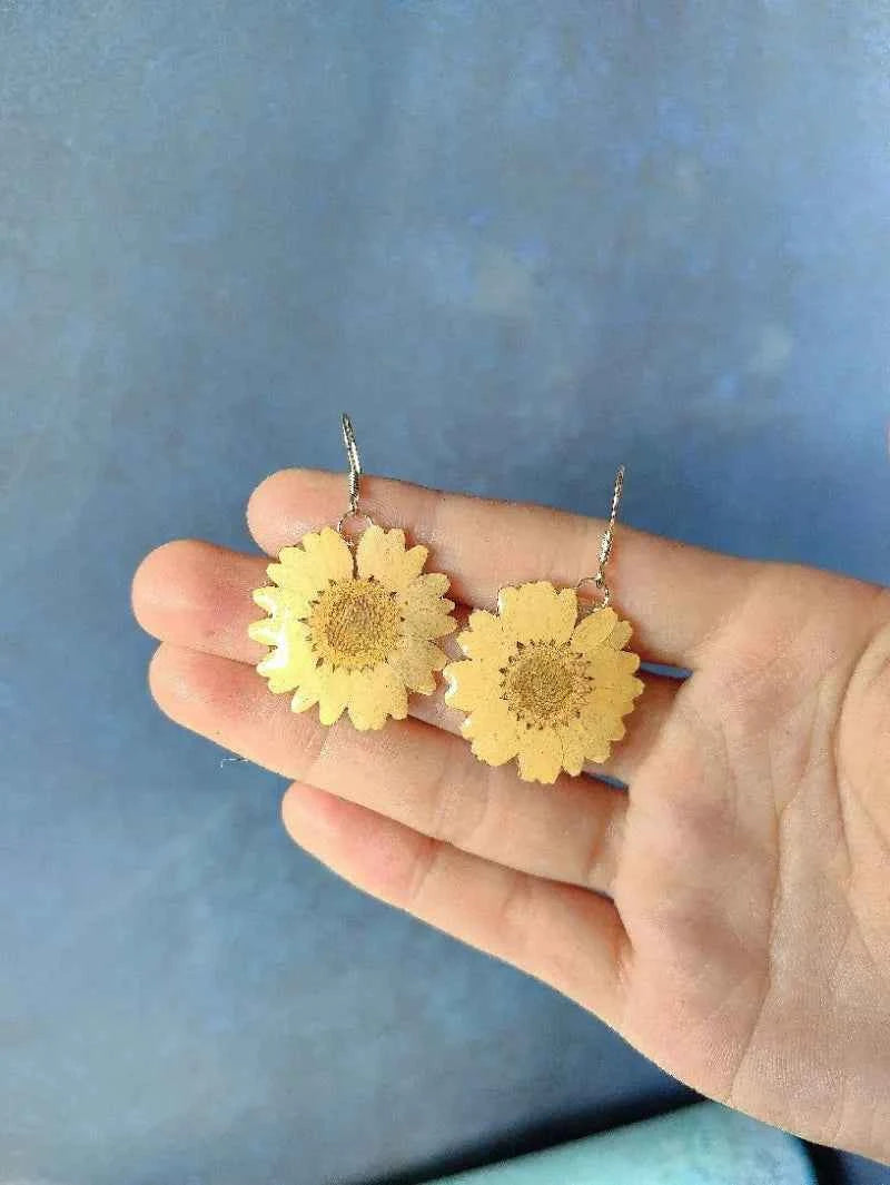 Small Daisy Flower Series Natural Plant Earrings Handmaking Epoxy Resin Pressed Flower Earrings Unique Daisy Jewelry Wholesale