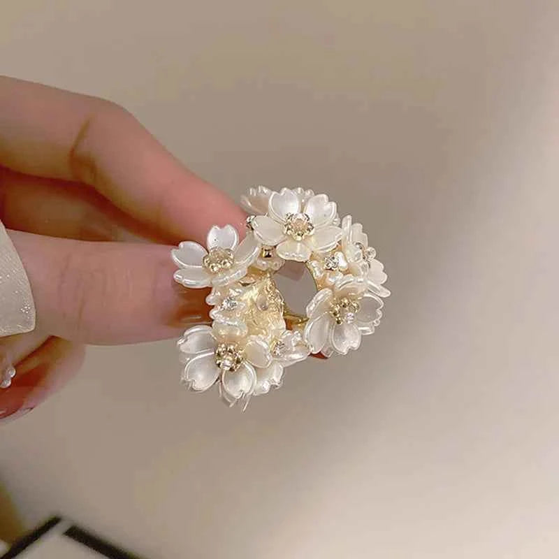 2023 New Exquisite White Flower Splicing Hoop Earrings for Women Fashion Versatile C Earrings Korean Trend Elegant Jewelry